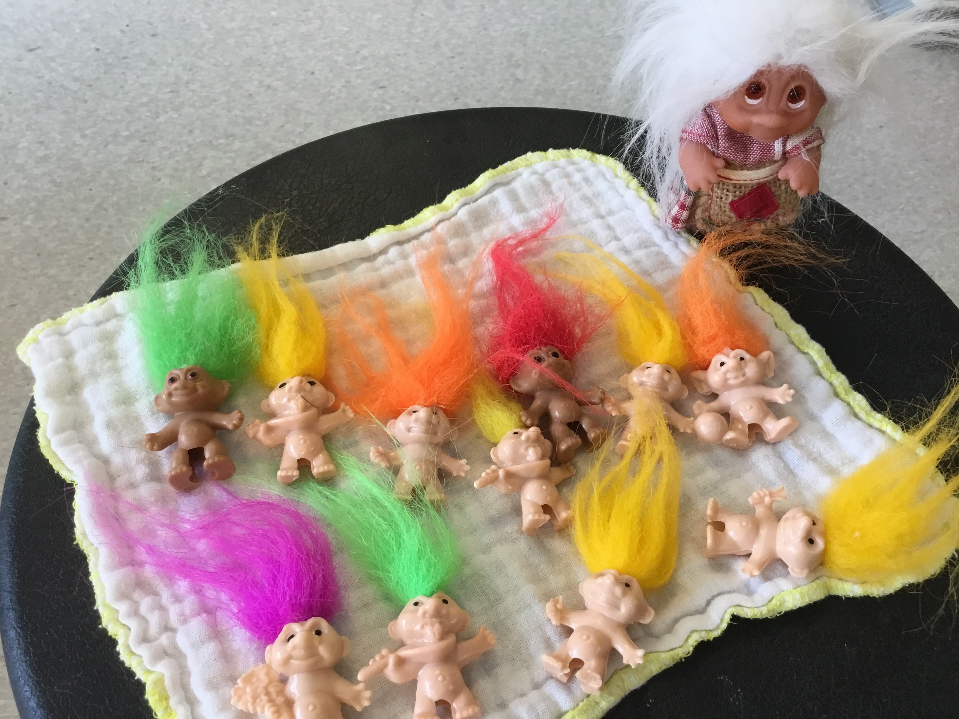 To barn husker på lekeplass